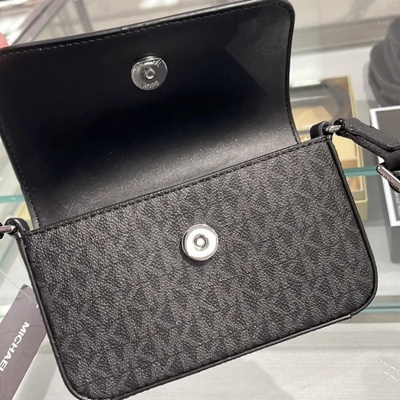 MICHAEL KORS
COOPER EW Phone XBody 
Black 
NWT - Picture 9 of 16